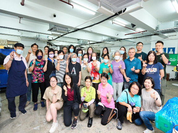 領展和珍古德協會（香港）合辦回收工作坊，吸引20多位長者和大學生參加。